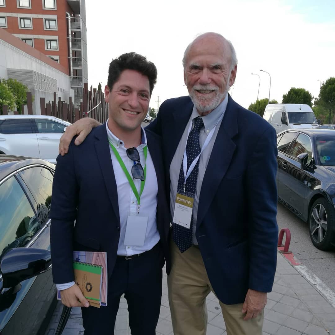 Fotografía con Barry Barish, Premio Nobel de Física